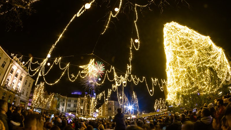 Fotografija: Več tisoč ljudi se je zbralo na ljubljanskih trgih, da so pričakali novo leto. FOTO: Črt Piksi
