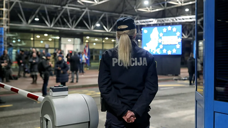 Fotografija: Na mejnem prehodu Obrežje - Bregana so se opolnoči dvignile zapornice. FOTO: Blaz Samec