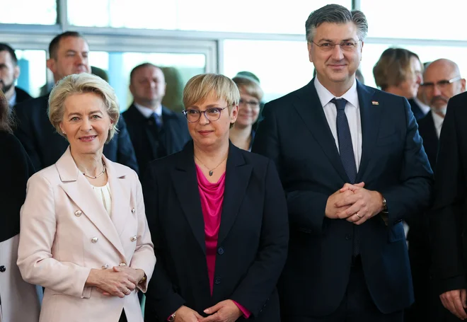 Ursula von der Leyen, Nataša Pirc Musar in Andrej Plenković so se sestali na mejnem prehodu Obrežje. FOTO: Damir Sencar/AFP
