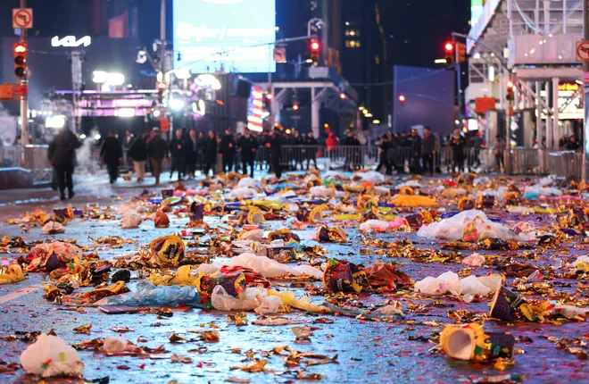 Ostanki zabave v New Yorku. FOTO: Andrew Kelly/Reuters
