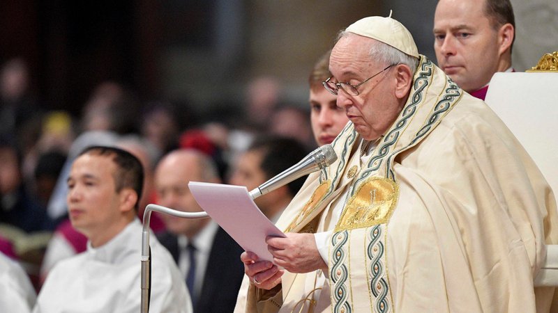 Fotografija: Papež je poslanico ob svetovnem dnevu miru, objavljeno konec decembra, tokrat naslovil Nihče se ne more rešiti sam.  FOTO: Vatican Media/Reuters

