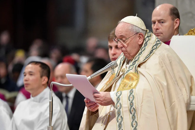 Papež je poslanico ob svetovnem dnevu miru, objavljeno konec decembra, tokrat naslovil Nihče se ne more rešiti sam. FOTO: Vatican Media/Reuters