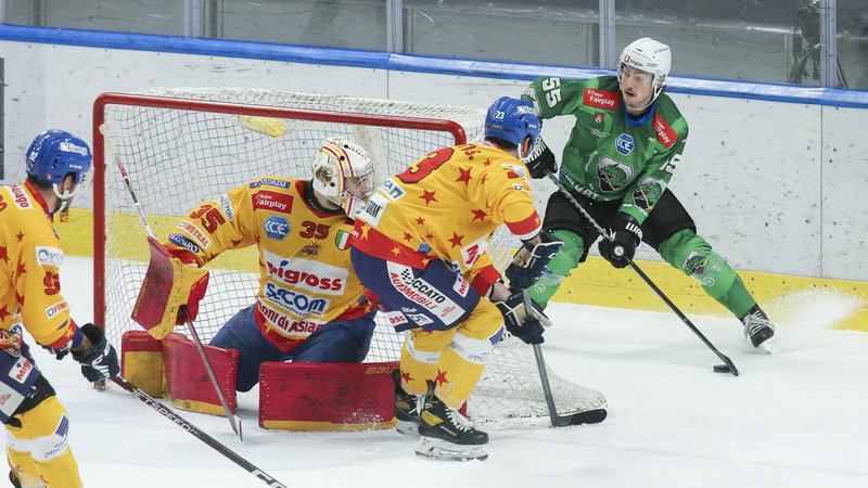 Fotografija: Zeleni hokejski zmaji so se rumenim iz Asiaga maščevali za poraz iz Tivolija. FOTO: Jože Suhadolnik
