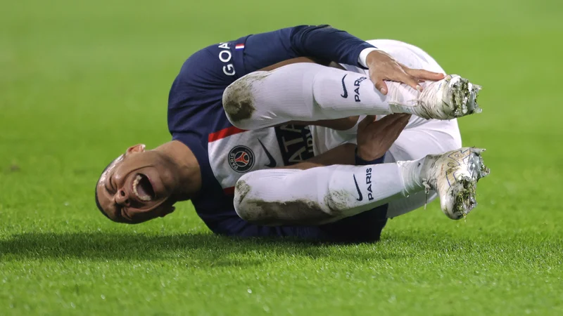 Kylian Mbappe je bil v bolečinah zaradi poškodbe, ki jo je staknil med igro, in zaradi poraza PSG. FOTO: Pascal Rossignol/Reuters
