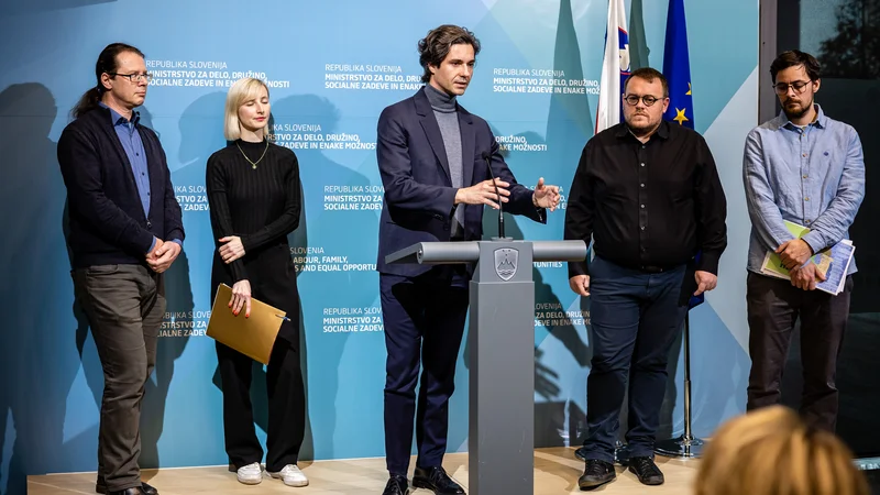 Fotografija: Ne glede na želje Luke Mesca, da bi združil ministrstvo za delo in ministrstvo za solidarno prihodnost, se to seli na svoje. Kam, še ni jasno, a v sedanjih prostorih na Štukljevi za oboje ne bo dovolj prostora. FOTO: Črt Piksi/Delo
