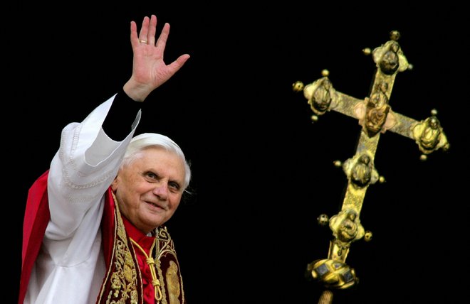 Benedikt XVI. je odstopil 28. februarja 2013 kot prvi papež po skoraj 600 letih. S tem je odprl pot za izvolitev svojega argentinskega naslednika, papeža Frančiška. FOTO: Max Rossi/Reuters
