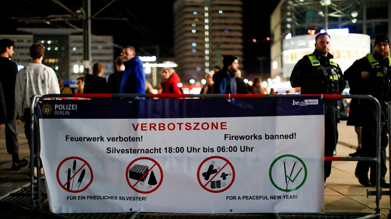 Fotografija: Območje brez pirotehnike na Alexanderplatzu v Berlinu. FOTO: Michele Tantussi/Reuters