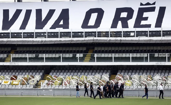 Pele počiva na igrišču, na katerem je igral. FOTO: Diego Vara/ Reuters
