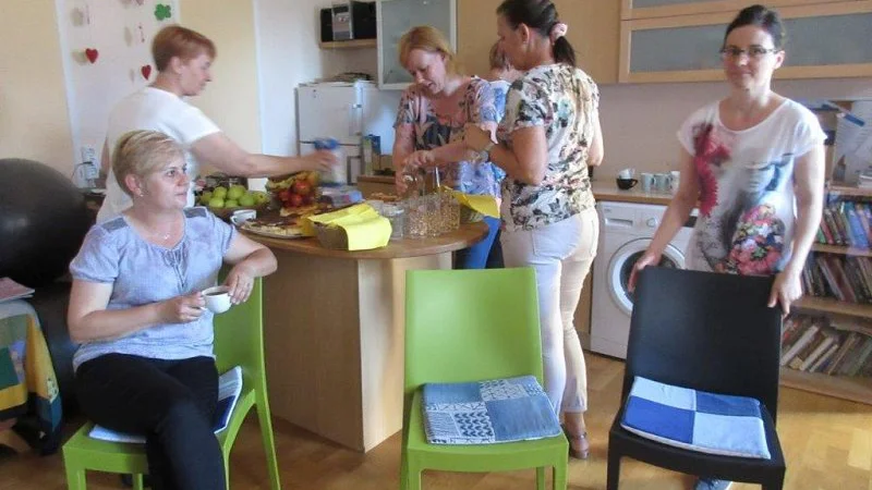 Fotografija: V Medgeneracijsko društvo Tromostovje je vključenih 175 članic in 20 članov, starih od 65 do 98 let. FOTO: arhiv MD Tromostovje