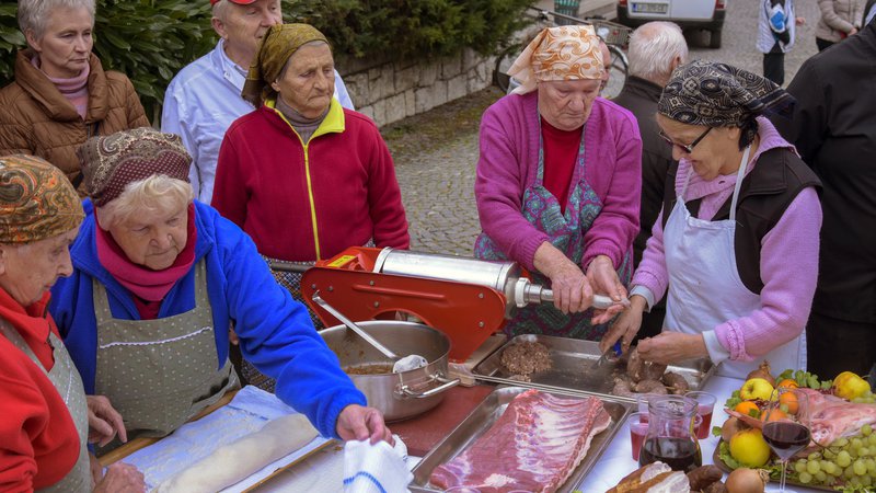 Fotografija: Praznične jedi ljudi združujejo, zato je zelo pomembno jesti prav tradicionalne, saj jih ljudje poznajo po vonju in okusu, pravi Marija Merljak. FOTO: Ivan Merljak/osebni arhiv
