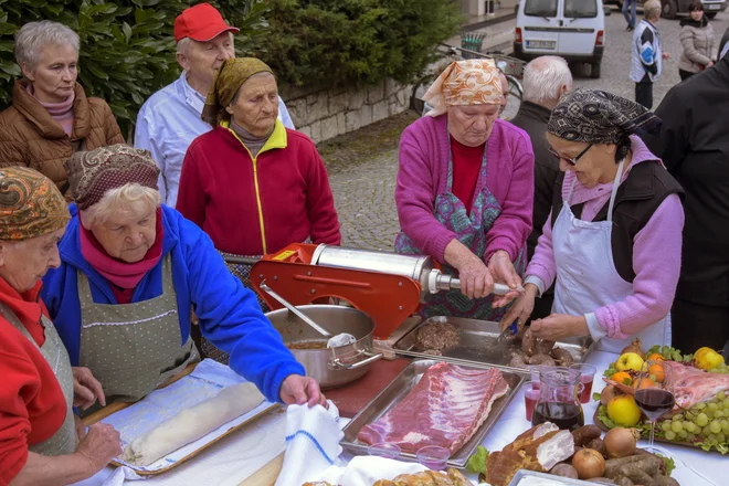 Praznične jedi ljudi združujejo, zato je zelo pomembno jesti prav tradicionalne, saj jih ljudje poznajo po vonju in okusu, pravi Marija Merljak. FOTO: Ivan Merljak/osebni arhiv
