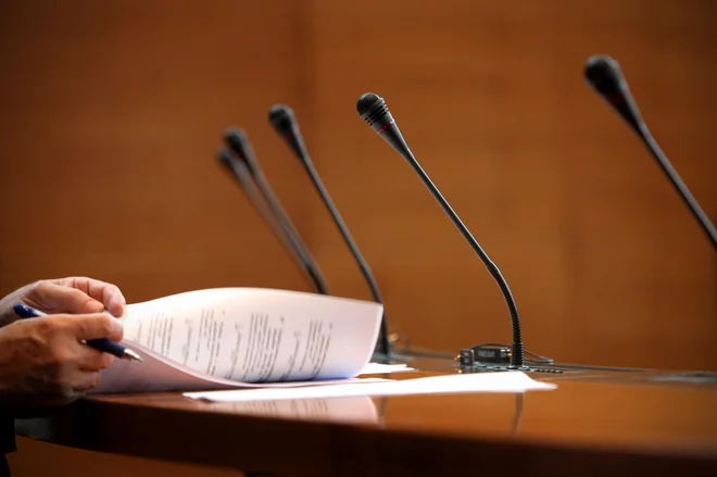 Državna uprava na vse več področjih z zakoni in predpisi formalizira postopke, ki opazno odstopajo od običajnih oblik poslovanja. FOTO: Jure Eržen/Delo
