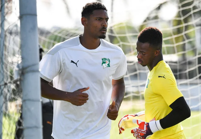 Sebastien Haller (v beli majici) med treningom z reprezentanco Slonokoščene obale v domačem Abidžanu&nbsp;pred kvalifikacijsko tekmo za afriško prvenstvo z&nbsp;Zambijo junija lani. FOTO: Issouf Sanogo/AFP
