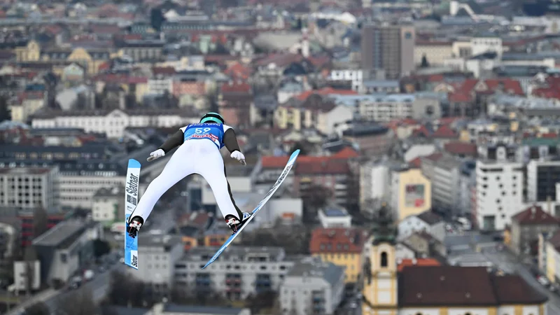Fotografija: Anže Lanišek je danes poletel nad Inssbruckom. FOTO: Christof Stache/AFP