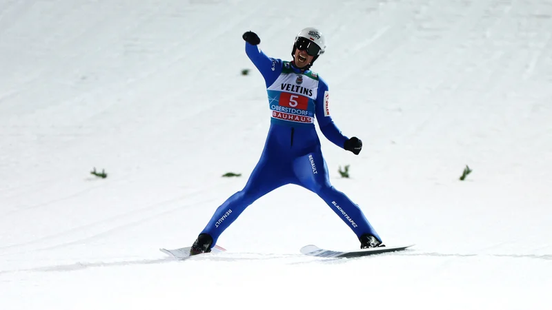 Fotografija: Tekmovalni dres Poljaka Piotra Zyle je v razkoraku občutno daljši kot pri drugih skakalcih. FOTO: Lisi Niesner/Reuters
