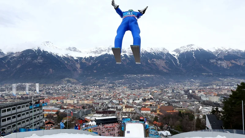Petru Prevcu se je po zelo dobrem (od)skoku v včerajšnjih kvalifikacijah odprl takšen razgled na Innsbruck. FOTO: Lisi Niesner/Reuters
