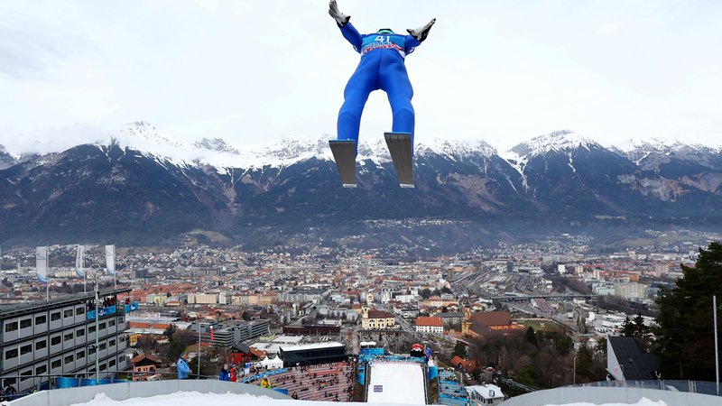 Fotografija: Petru Prevcu se je po zelo dobrem (od)skoku v včerajšnjih kvalifikacijah odprl takšen razgled na Innsbruck. FOTO: Lisi Niesner/Reuters
