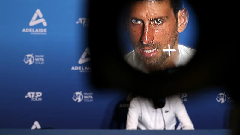 Novak Đoković med torkovo novinarsko konferenco v teniškem klubu Memorial Drive v Adelajdi, kjer je v prvem kolu ugnal Francoza Constanta Lestienna. FOTO: Loren Elliott/Reuters