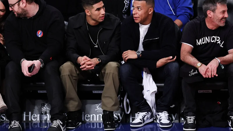 Fotografija: Kylian Mbappe in Achraf Hakimi sta iz prve vrste spremljala ponedeljkov dvoboj v dvorani Barclays Center. FOTO: Dustin Satloff/AFP