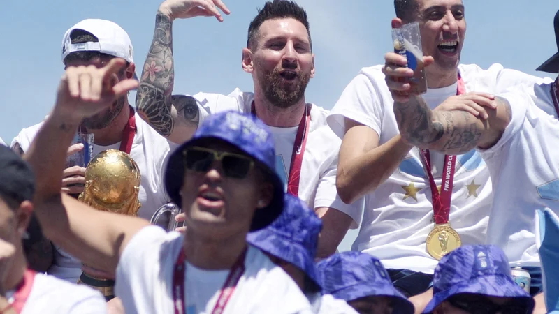 Fotografija: Lionel Messi je naslov v Katarju proslavil s parado v Buenos Airesu, nato je božično-novoletne praznike preživel v domačem Rosariu. FOTO: Martin Villar/Reuters