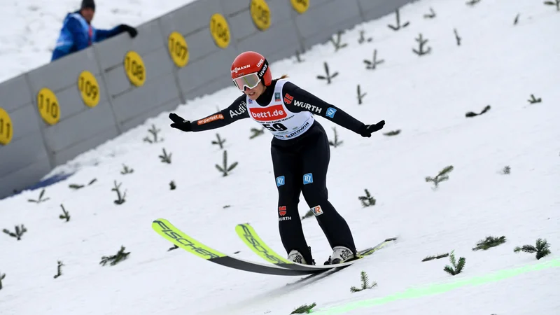 Fotografija: Trenutno skupno druga v svetovnem pokalu Katharina Althaus ne želi več pristajati na daljavah pod stotimi metri. FOTO: Annegret Hilse/Reuters