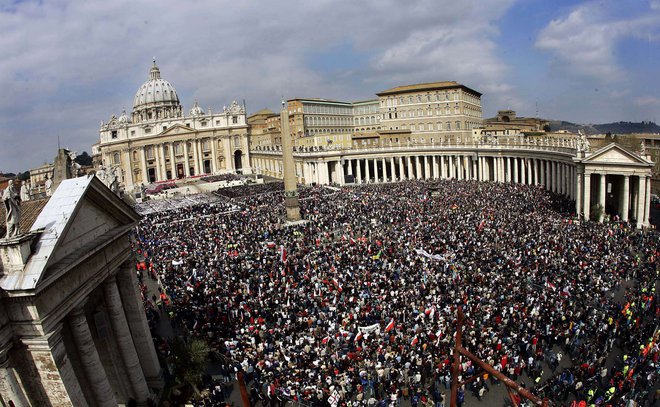 Stotine tisočev romarjev se je 8. aprila 2005 udeležilo pogrebne maše za pokojnim papežem Janezom Pavlom II. FOTO: Kai Pfaffenbach/Reuters Pictures

