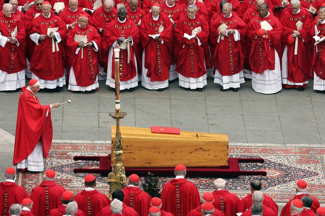 Leta 2005, ko je umrl papež Janez Pavel II., je pogreb vodil Joseph Ratzinger, takrat desna roka Karola Wojtyłe, dekan kardinalskega zbora in nemški kardinal, ki pa je le slaba dva tedna zatem postal papež Benedikt XVI. FOTO: Patrick Hertzog/AFP
