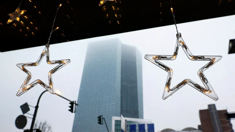 Nižja inflacija pomeni tudi manjši pritisk na ECB (na sliki njena stavba v Frankfurtu), da v prihodnje krepko viša obrestne mere.

Foto Wolfgang Rattay(Reuters
