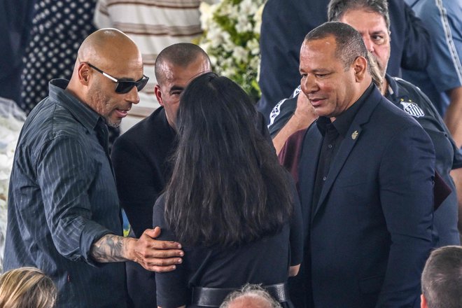 Neymar Santos st. (desno) se je udeležil pogrebne slovesnosti za Pelejem in izrazil sožalje njegovi soprogi Marcii Aokis in sinu Edinhu. FOTO: Nelson Almeida/AFP
