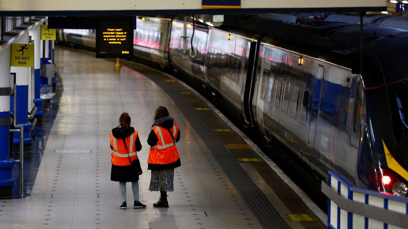 Fotografija: Prazni peroni na londonski železniški postaji Euston med najnovejšo stavko železniških delavcev Foto: Peter Nicholls/Reuters
