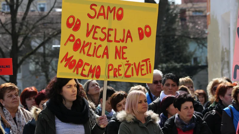 Fotografija: Perverzna je logika, ki narekuje, da ker ima nekdo rad svoj poklic, naj bo srečen, da ga lahko opravlja, čeprav je plača nikakršna. FOTO: Jože Pojbič
