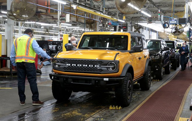 Ford je model bronco v ZDA oživil že pred dvema letoma, zdaj ga pelje tudi v Evropo. FOTO: Rebecca Cook/Reuters

