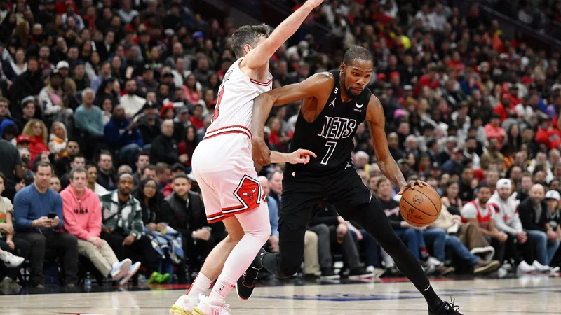 Fotografija: Goran Dragić ni ustavil Kevina Duranta, a je zato Chicago končal Brooklynov niz dvanajstih zmag. FOTO: Quinn Harris/Usa Today Sports
