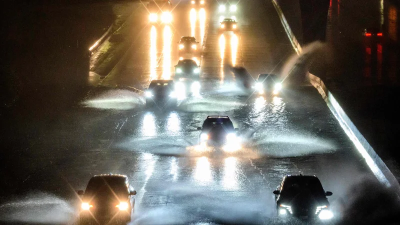 Fotografija: Ciklonska bomba je prinesla zelo močne vetrove in nalive, ki naj bi povzročili poplave na območjih, ki so jih že v preteklih dneh prizadela zaporedna neurja. FOTO: Josh Edelson/AFP