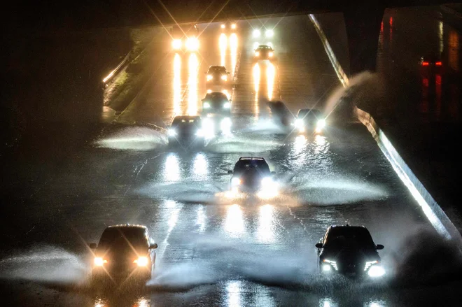 Ciklonska bomba je prinesla zelo močne vetrove in nalive, ki naj bi povzročili poplave na območjih, ki so jih že v preteklih dneh prizadela zaporedna neurja. FOTO: Josh Edelson/AFP
