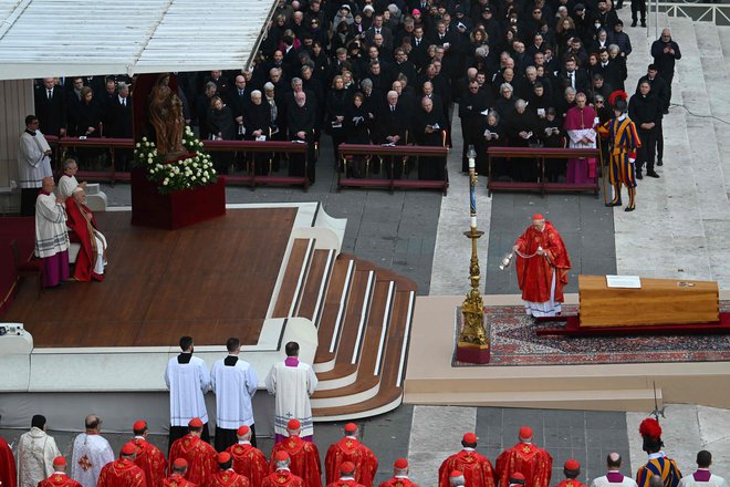 Ob njem mašo vodi kardinal Giovanni Battista Re, ob oltarju pa so tudi nadškof Georg Gänswein, dolgoletni osebni tajnik papeža Benedikta XVI. ter redovnice, ki so do konca skrbele zanj. FOTO: Filippo Monteforte/AFP
