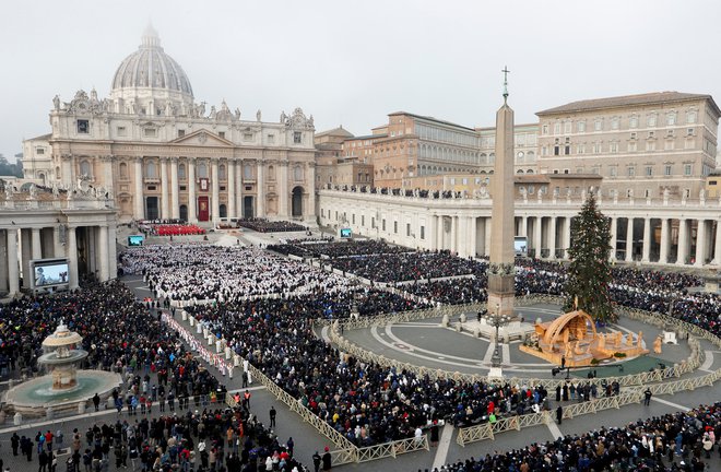 Na vatikanski trg svetega Petra se je ob tej priložnosti zgrnilo na tisoče vernikov in cerkveni dostojanstveniki, pogreba se udeležujejo tudi številni državniki. FOTO: Remo Casilli/Reuters
