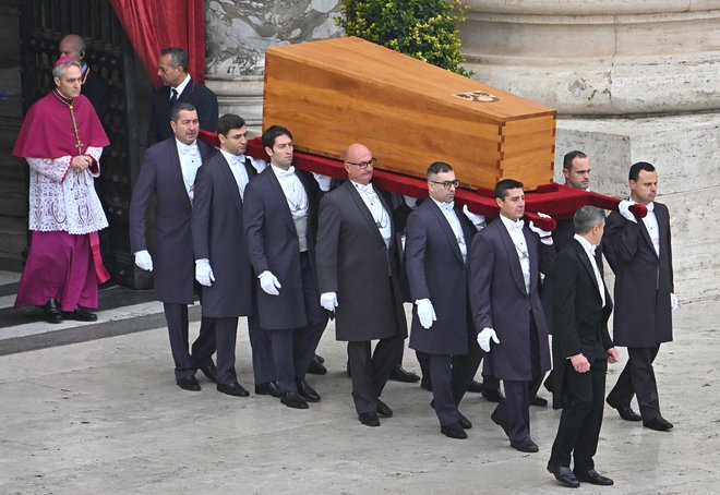 Pogreb Benedikta XVI. je na željo pokojnika slovesen, a preprost, a kljub temu brez primere. Prvič v zgodovini ga namreč vodi naslednik umrlega papeža, sedanji papež FrančišeK. FOTO: Alberto Pizzoli/AFP
