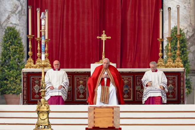 Pogrebna slovesnost ob smrti Benedikta XVI. FOTO: Kai Pfaffenbach/Reuters
