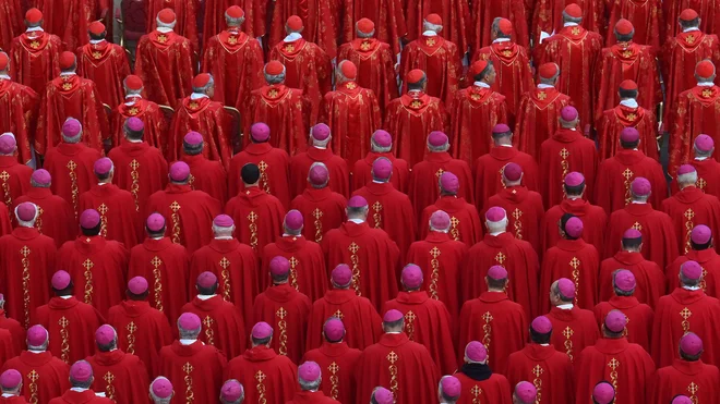 Kardinali in škofje na pogrebni maši pokojnega papeža Benedikta XVI. na Trgu svetega Petra v Vatikanu. Papež Frančišek danes v Vatikanu predseduje pogrebu svojega predhodnika Benedikta XVI, dogodku brez primere v sodobnem času, ki naj bi se ga udeležilo več deset tisoč ljudi. Foto: Filippo Monteforte/Afp