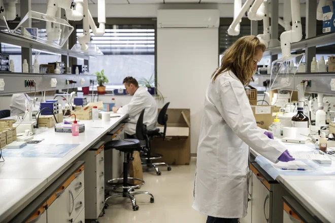 Danes lahko iz istega vzorca v forenzičnem laboratoriju pridobijo več informacij, zaradi višje občutljivosti setov za analizo pa za rezultat potrebujejo tudi manjšo količino DNK. FOTO: Uroš Hočevar
