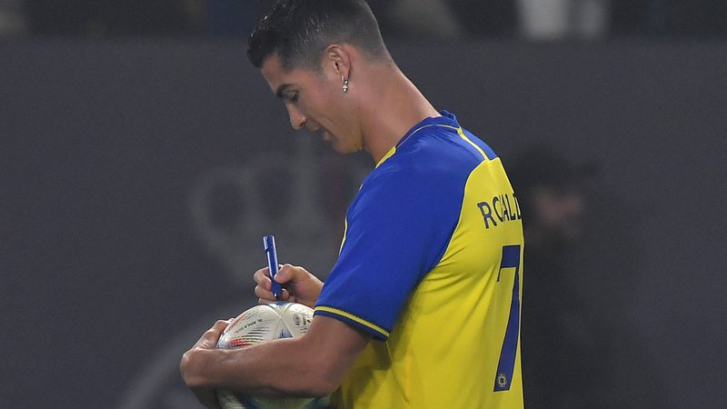 Fotografija: Kdaj bo Cristiano Ronaldo prvič brcnil žogo za klub iz Savdske Arabije? FOTO: AFP
