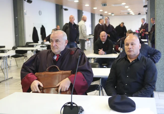 Prvoobtoženi Dragan Tošić (desno) z odvetnikom Janezom Koščakom. FOTO: Dejan Javornik
