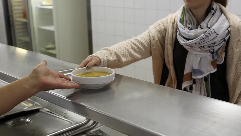 Fotografija: Cene študentskega bona so v številnih restavracijah višje od minimalne urne postavke študentskega dela. FOTO: Blaž Samec/Delo