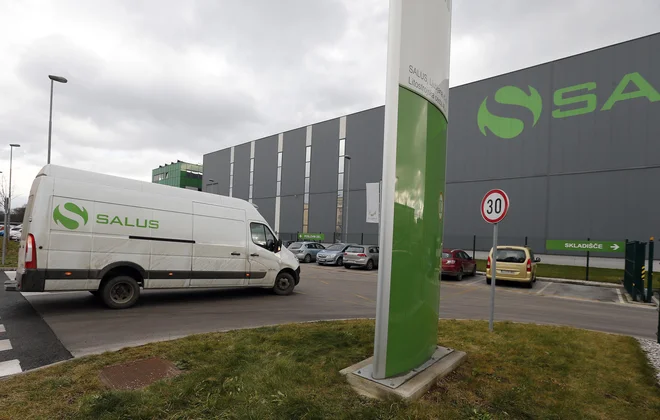 Družba Salus veletrgovina je s prodajalci, to je več štajerskih občin, podpisala pogodbo o prodaji oziroma nakupu 100-odstotnih poslovnih deležev družbe Farmadent trgovina za skupno kupnino v višini 8,46 milijona evrov.&nbsp; FOTO: Aleš Černivec/Delo
