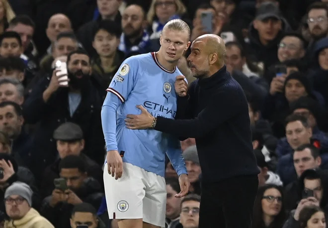 Cityjev trener Pep Guardiola in Erling Braut Haaland FOTO: Tony Obrien/Reuters
