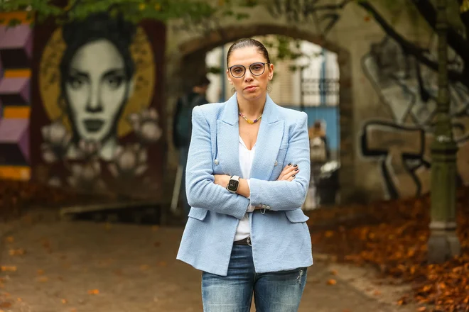 &raquo;Če bi ljudje odraščali z jasnimi sporočili, bi sami znali hitreje prepoznati meje zdravih in nezdravih odnosov,&laquo; meni sociologinja dr. Jasna Podreka. Foto Črt Piksi
