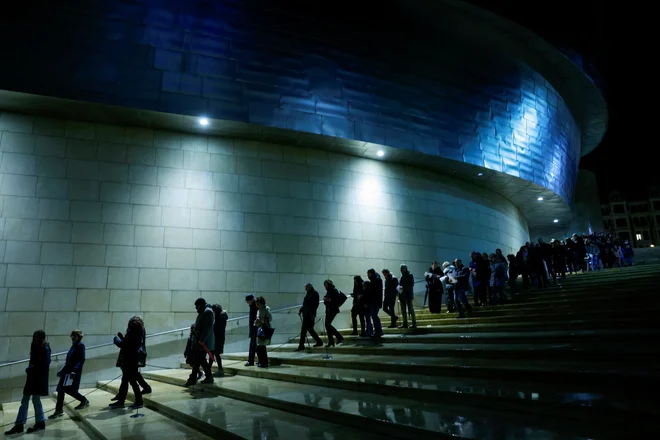 Guggenheimov muzej v Bilbau, ki šteje slabih 350.000 prebivalcev, je eden najpomembnejših razlogov za obisk mesta. FOTO: Vincent West/Reuters
