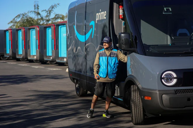 V španskih mestnih četrtih je dandanes lažje srečati modre kombije ameriškega spletnega giganta Amazon kot soseda ali druge znane obraze. FOTO: Sandy Huffaker/Reuters
