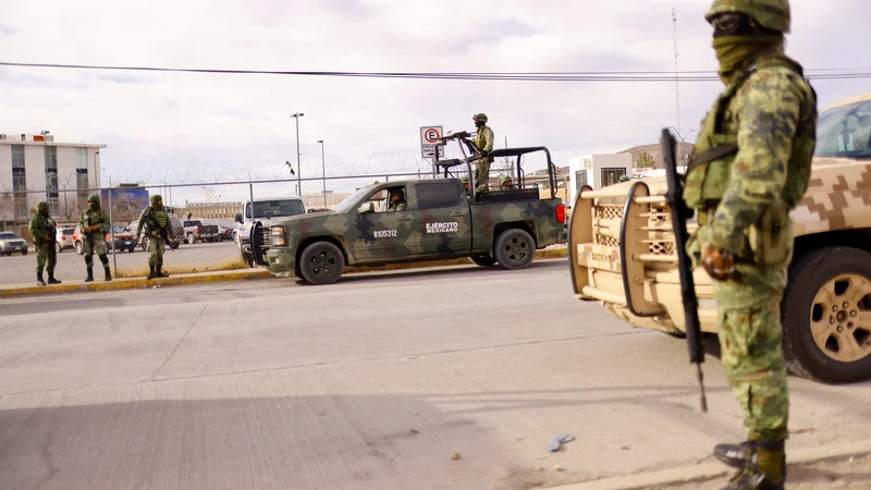 Fotografija: Zaradi očitne neuspešnosti policije, da se bori s kriminalom, je mehiška vlada v Ciudad Juárez napotila tudi vojsko. FOTO: José Luis González/Reuters